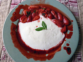 Dessert blanc aux fraises flambées au rhum